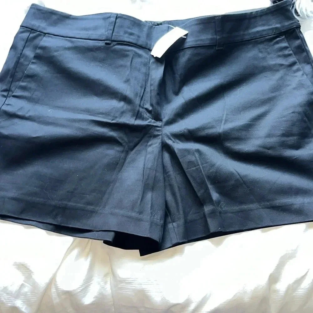 ANN TAYLOR NEW signature 5” inseam black shorts size 14